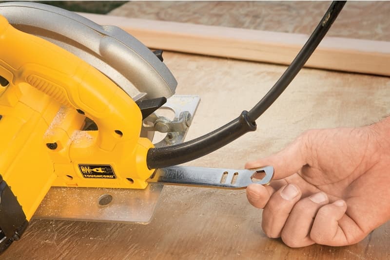 DEWALT DWE575 Circular Saw, 15 A, 7-1/4 in Dia Blade, 5/8 in Arbor, 2 in at 45 deg, 2.55 in at 90 deg D Cutting – image 1